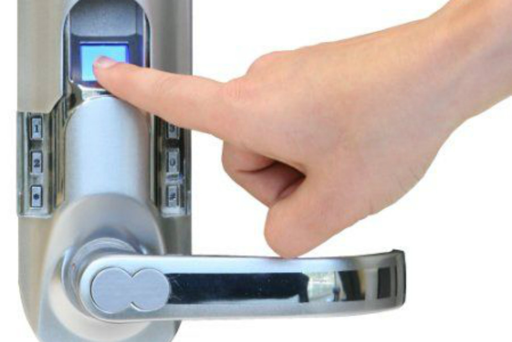 Открыть дверь нажатием. Замок дверной Doorlock pl301. Электронный замок самсунг на входную дверь. Биометрический замок со сканером отпечатка пальца фирма AST-f021v. Замок дверной биометрический Securica.