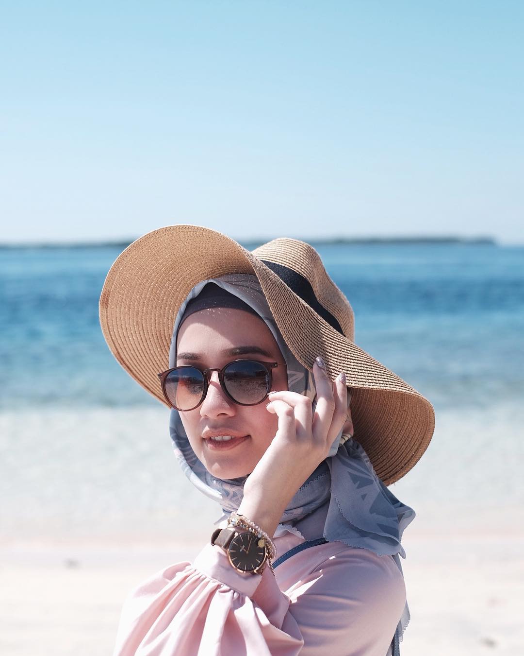 Paling Inspiratif Wanita Hijab Pakai Topi Pantai