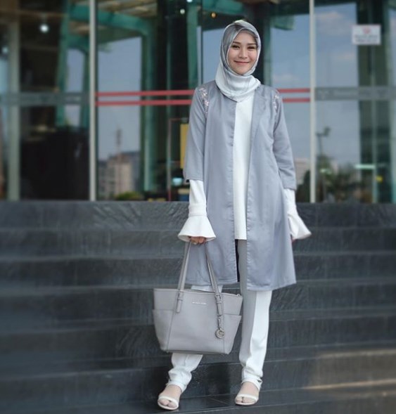 Zaskia Mecca Kombinasikan Hijab Formal Menjadi Lebih 