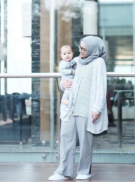 Hijab Style yang Bikin Mama Muda Tetap Terlihat Playful 