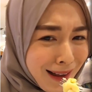 Begini Reaksi Model Muslim Korea Selatan Saat Mencicipi Durian