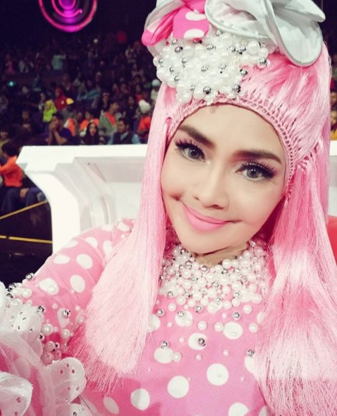 Berpenampilan Secantik Barbie Gaya Hijab Iyeth Bustami 