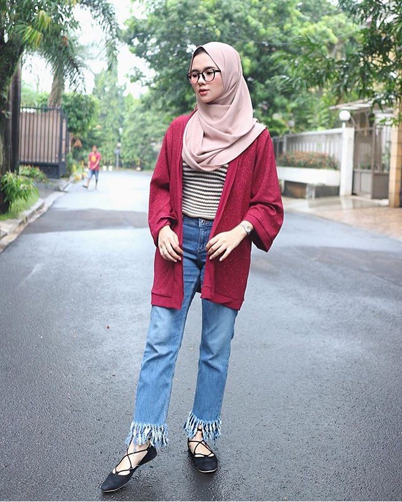 Contek Gaya Selebgram Hijab Dengan High Waisted Jeans Dreamcoid