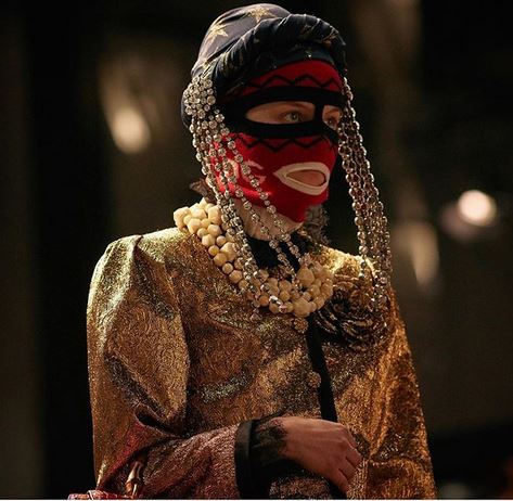 Cyborg Aksesoris Mirip Hijab  ala Gucci  di Milan Fashion 