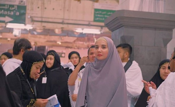 Berhijab Syari dan Tanpa Makeup, Ini Wajah Asli Zaskia 