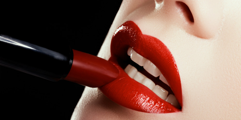 4 Beauty Hack Dapatkan Lipstik Merah Merona Sempurna