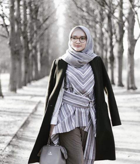 Warna Jilbab Untuk Baju Hitam Abu Abu