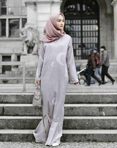 Kombinasi Warna Jilbab Untuk Baju Abu Abu