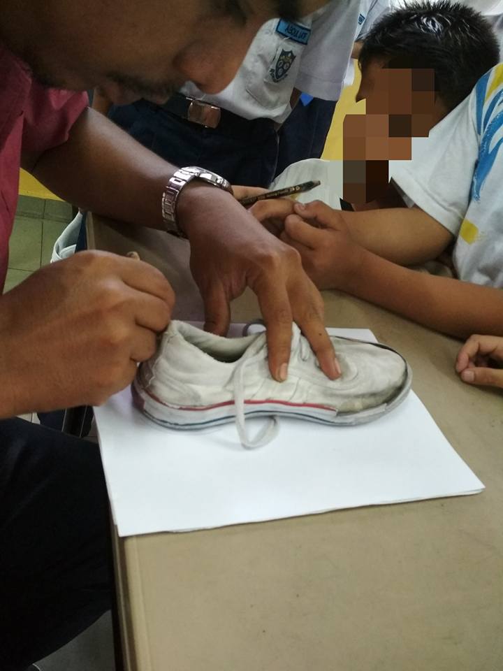 Aksi Guru  SD Borong Sepatu  untuk 55 Muridnya Menuai Pujian 