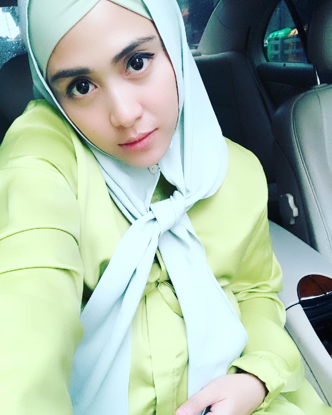 Jelang Persalinan Anak Kembar April Jasmine Makin Mempesona Hijab
