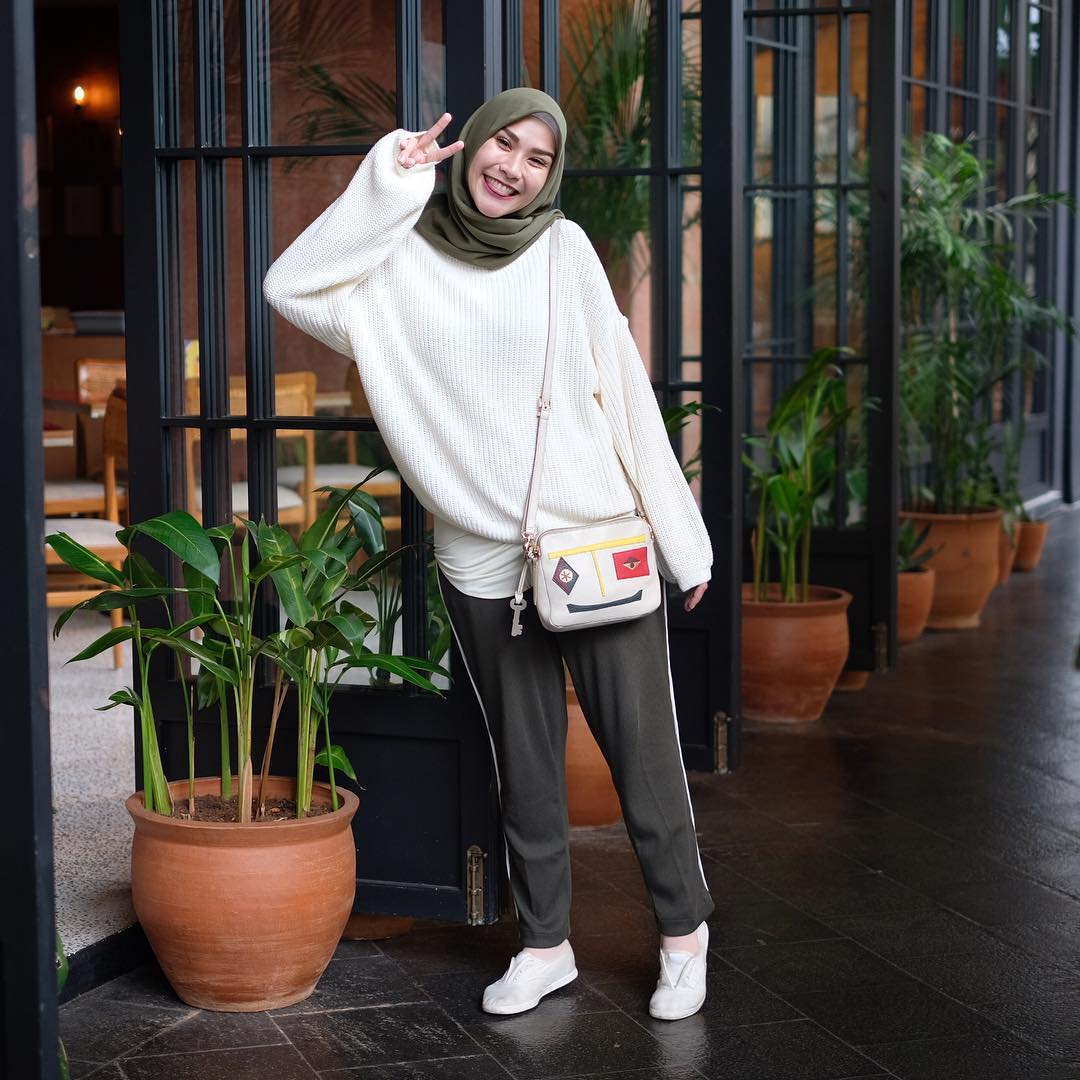 Hijab Street Style Zaskia Adya Mecca Terlihat Seperti ABG Dreamcoid