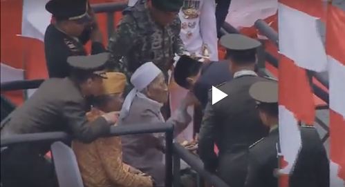  Jokowi mencium tangan Kiai Qosim