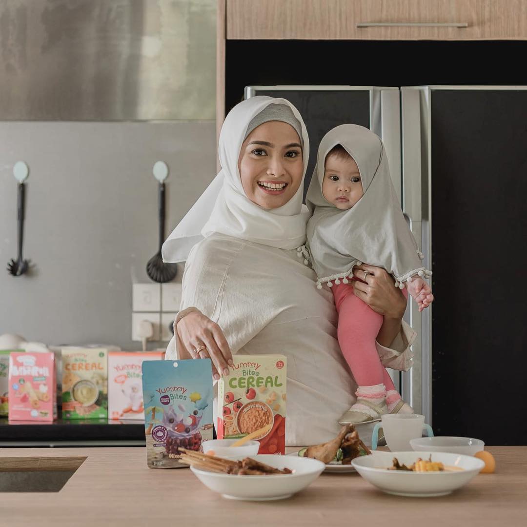  Acha Septriasa pakai hijab di bulan Ramadan