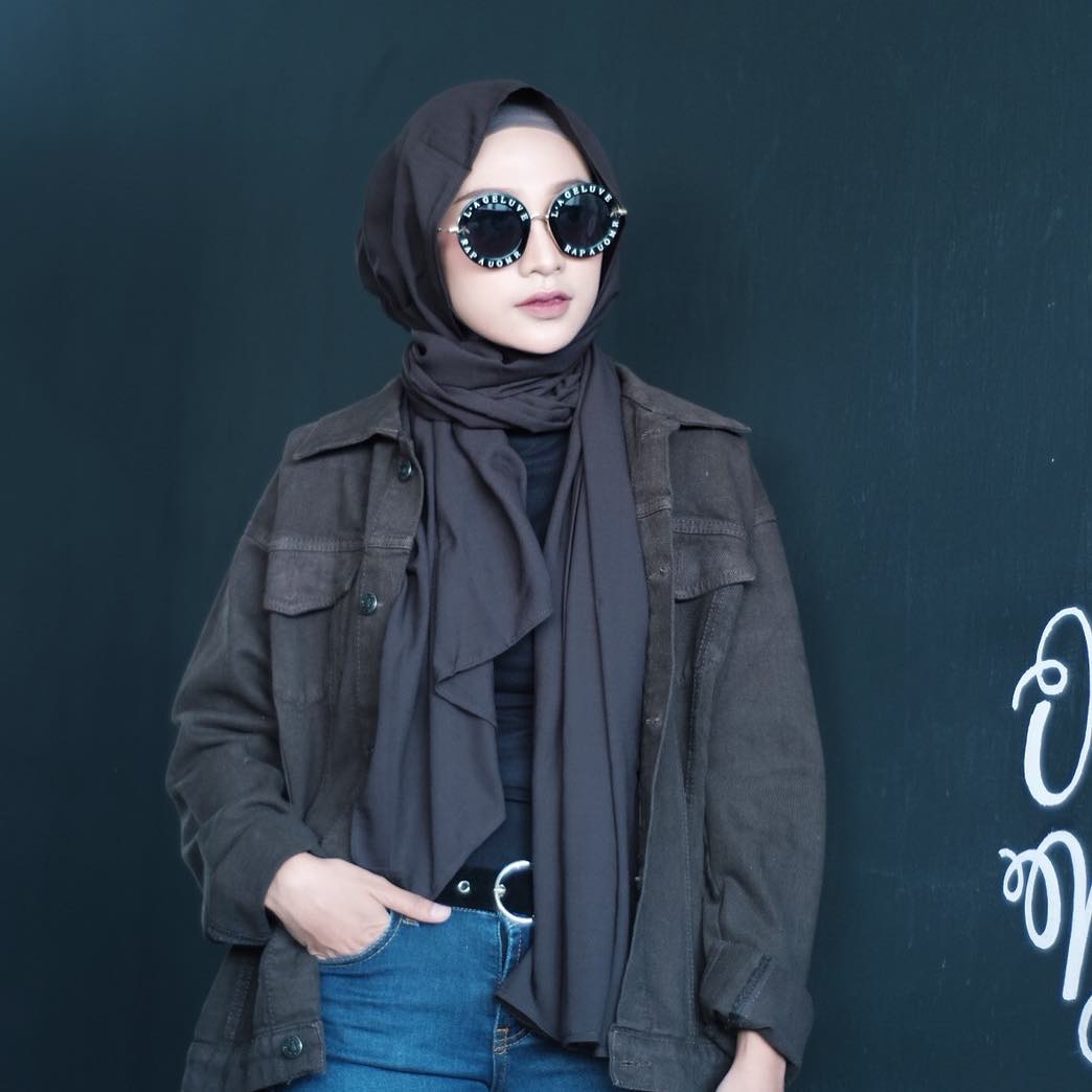 25+ Inspirasi Keren Style Jaket Jeans Hitam Wanita Hijab - Rot From View