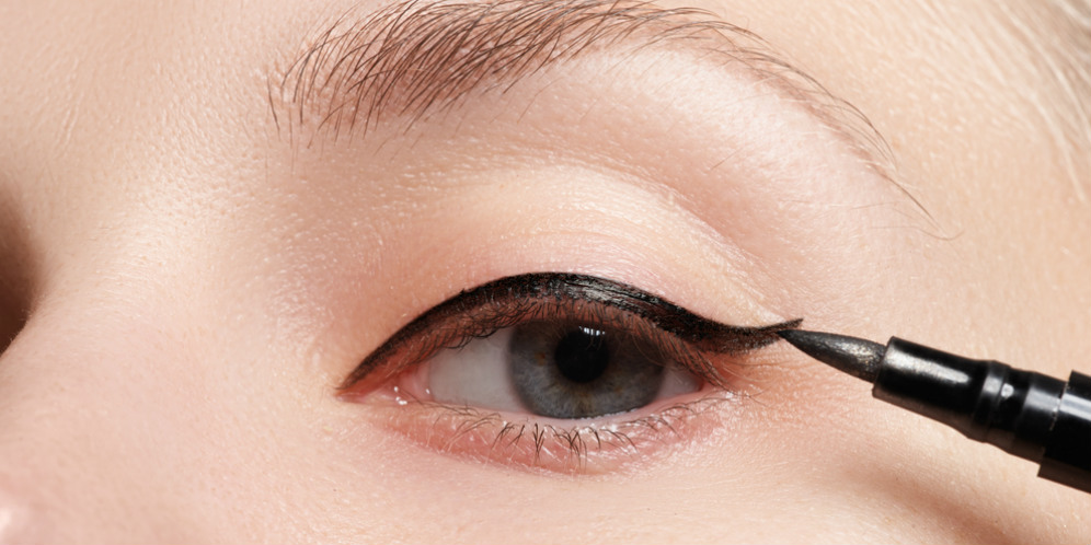  6 Beauty Hacks Sederhana Mencegah Eyeliner Luntur Berantakan