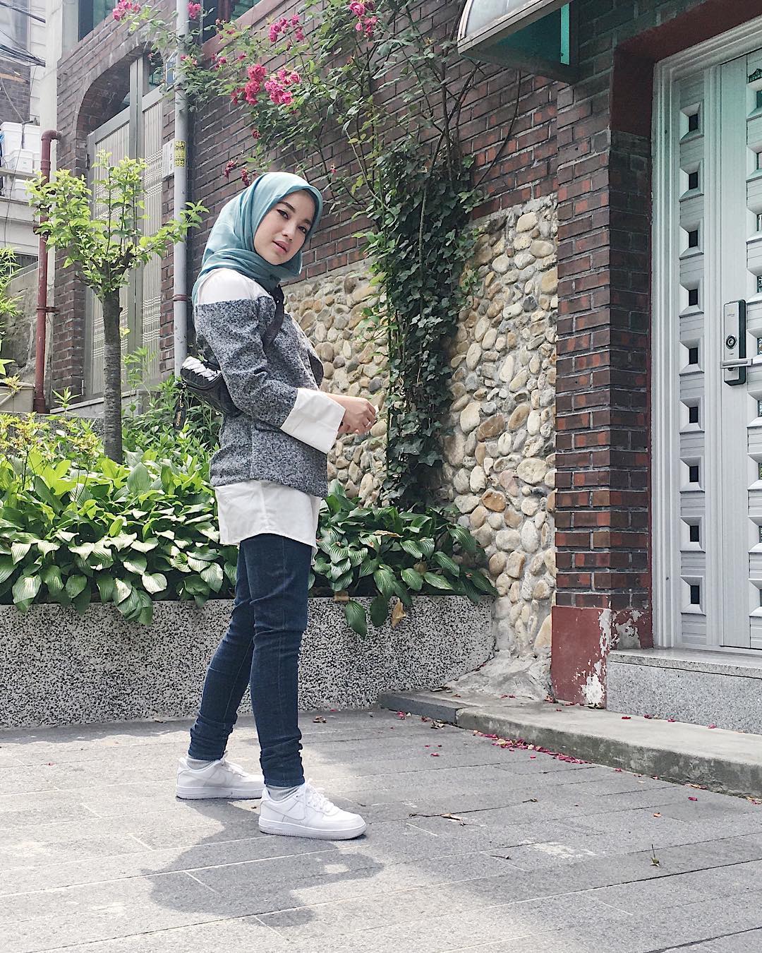 Mix And Match White Sneakers Ala 5 Seleb Hijab Dreamcoid