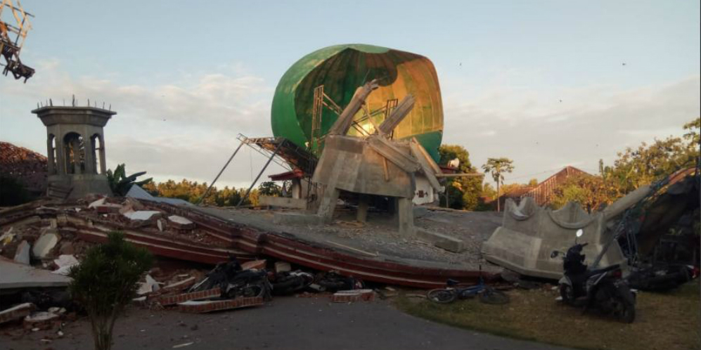 Tiga Shaf Jemaah Sholat Isya Terjebak Dalam Masjid di Lombok Utara