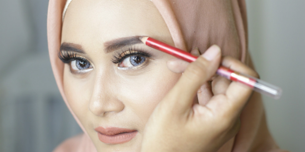 5 Mistakes in Doing Eyebrow Makeup that Must Be Avoided