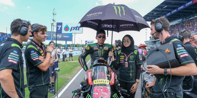Umbrella Girl Berjilbab di GP Thailand, Siapa Dia?