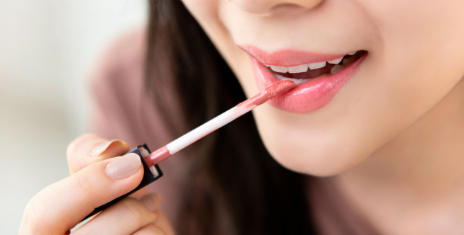 3. Menggunakan Lipstik dengan Formula yang Menghasilkan Warna Creamy