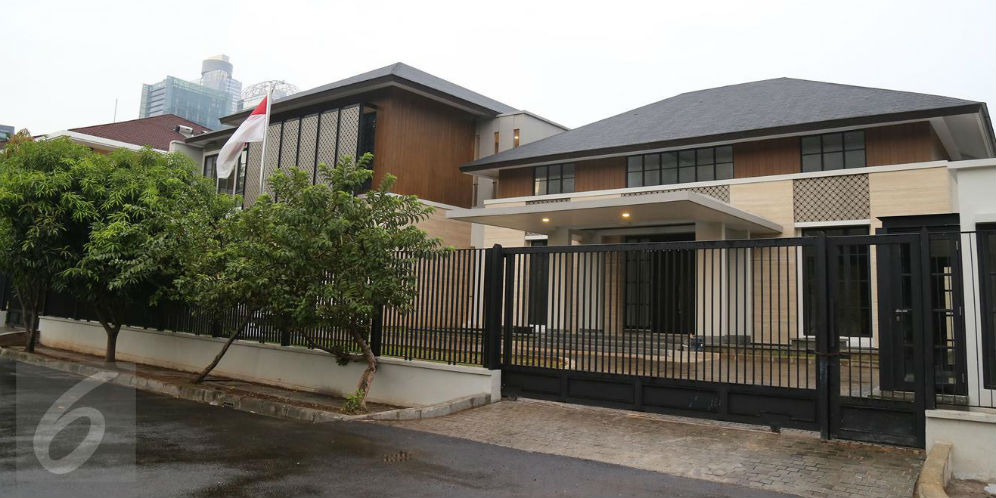 Rumah SBY 'Dikunjungi' Ular Kobra, Petugas Damkar Turun Tangan