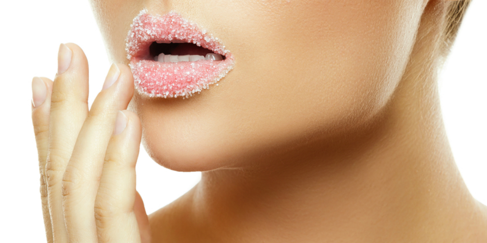 4 Langkah Mudah 'Scrubbing' Bibir