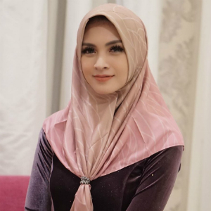 Baru Berhijab, Gaya Donita Sudah Modis dan Kece