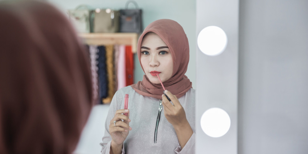 Tips Membuat Lipstik Awet di Bibir dengan 4 Langkah Mudah