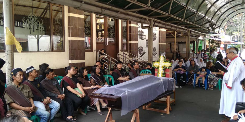 Umat Kristiani Kebaktian di Halaman Masjid di Cempaka Putih