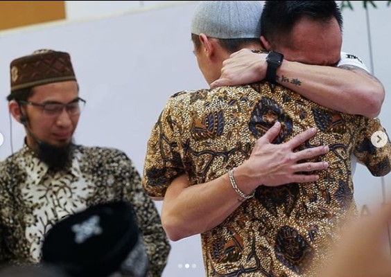 Kakak Kandung Mualaf Ustaz Felix Siauw Menangis Dreamcoid