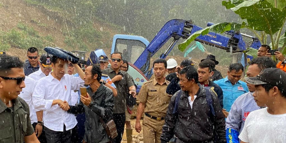 Saat Presiden Jokowi Hujan-hujanan Tinjau Kecamatan Sukajaya
