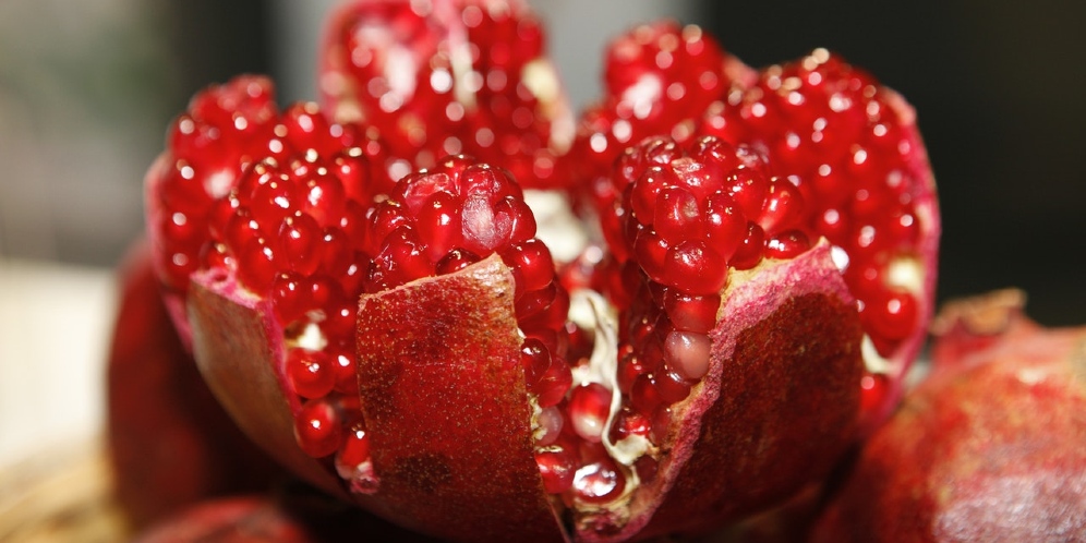 4 Benefits of Pomegranate for Skin Care