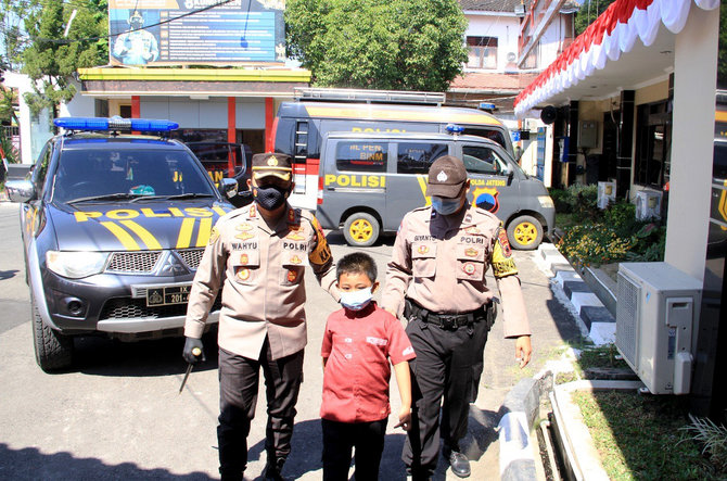 Kisah Haru 3 Bocah Memulai Hidup Baru Sebagai Anak Asuh Kapolres