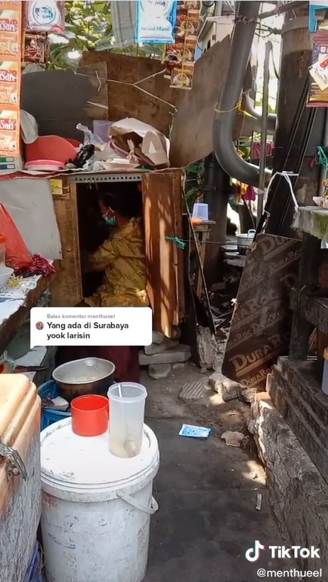 Pilu Nenek Di Surabaya Tak Punya Rumah Tidur Di Dalam Lemari Sempit