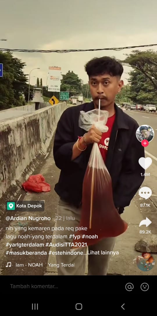 Pria Parodikan Video Klip Noah Yang Terdalam Penampakan Es Teh Di Plastik Bikin Syok 6102