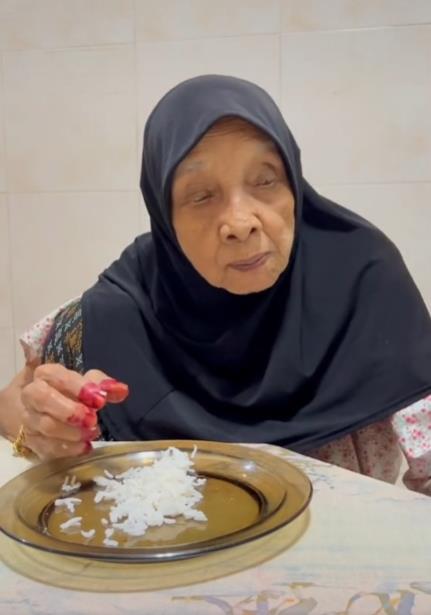 Awalnya Prihatin Nenek Makan Nasi Hanya Dengan Garam Tapi Endingnya Netizen Batal Kasihan 9433