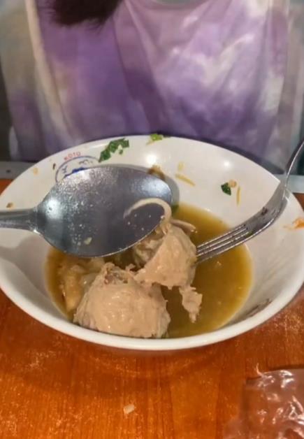 Enak Enak Makan Bakso Temukan Benda Panjang Mencuat Dari Dalamnya