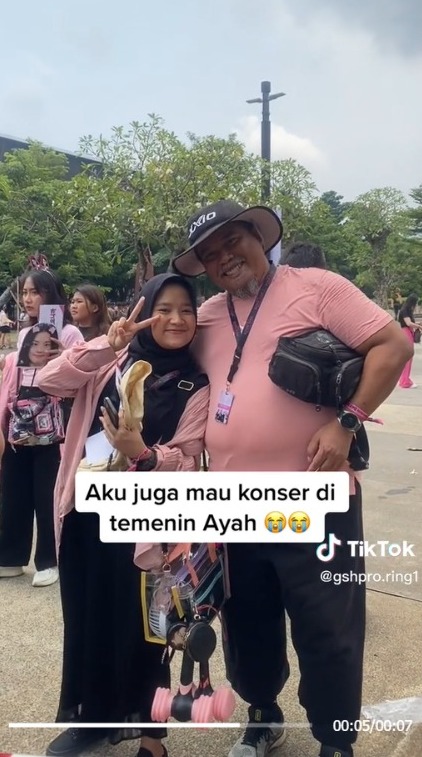 Watching BLACKPINK with Father, This Girl Makes Netizens Envious