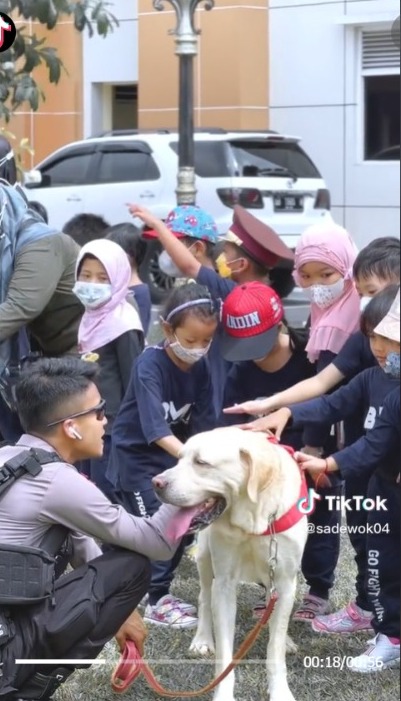 Viral Video of Police Officer from Yogya on Duty, Called Handsome by Netizens