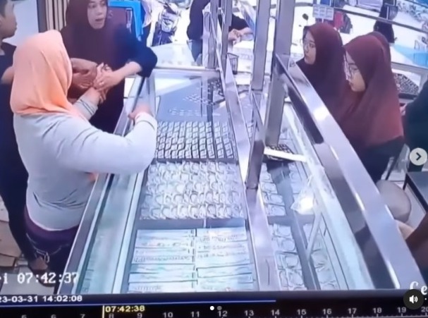 Viral Video of Woman Fleeing While Trying on Gold Bracelet in Jewelry Store, Claims to Have Rp5 Million