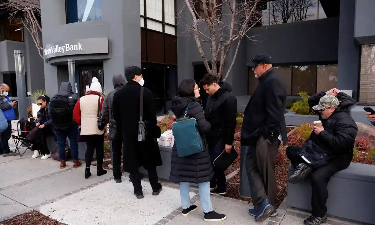 Customers queue to withdraw deposits at Silicon Valley Bank