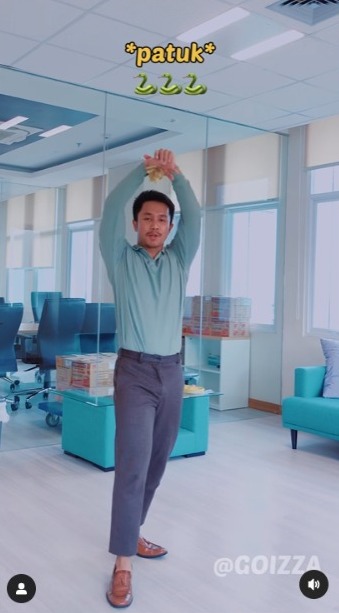 Viral Video of a Man Making a Tutorial for the Flower Dance Challenge, Netizens Focus on Memorizing the Unreasonable Movements