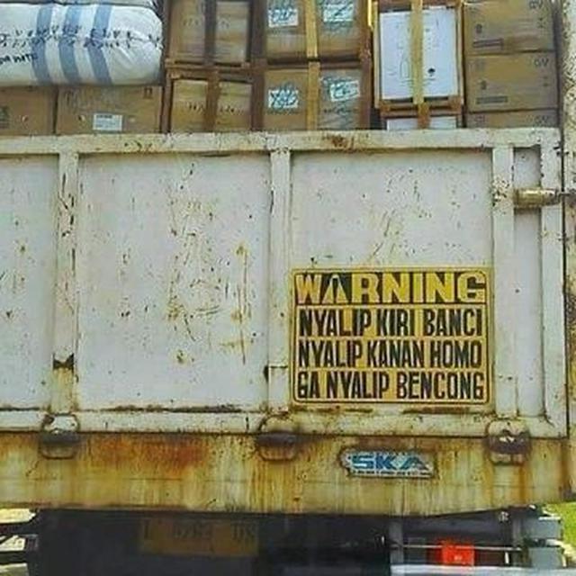 Deretan Tulisan Lucu Di Bak Truk Barang Yang Bikin Senyum Senyum Sendiri