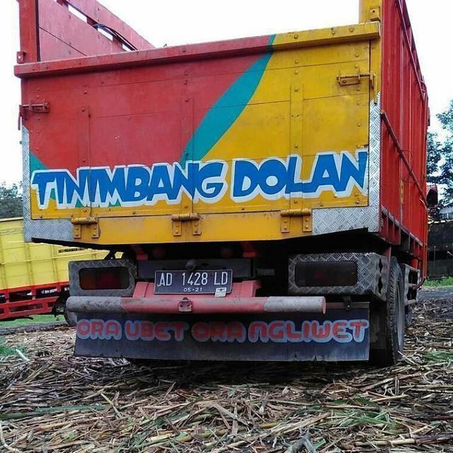 Deretan Tulisan Lucu Di Bak Truk Barang Yang Bikin Senyum Senyum Sendiri