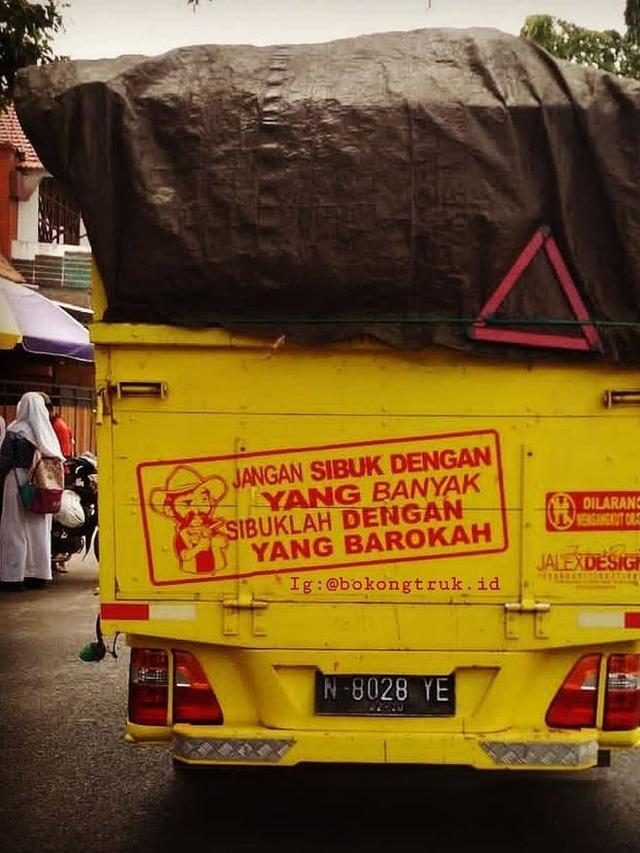 Deretan Tulisan Lucu Di Bak Truk Barang Yang Bikin Senyum Senyum Sendiri