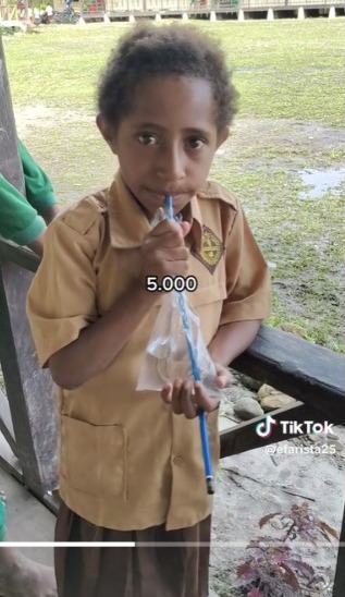 Viral Video of Papua Elementary School Student Buying Bottled Water in Plastic for Rp5 Thousand, Netizens: Can Get a Gallon Here