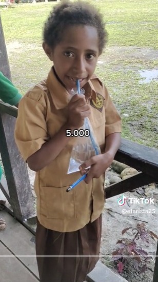 Viral Video of Papua Elementary School Student Buying Bottled Water in Plastic for Rp5 Thousand, Netizens: Can Get a Gallon Here