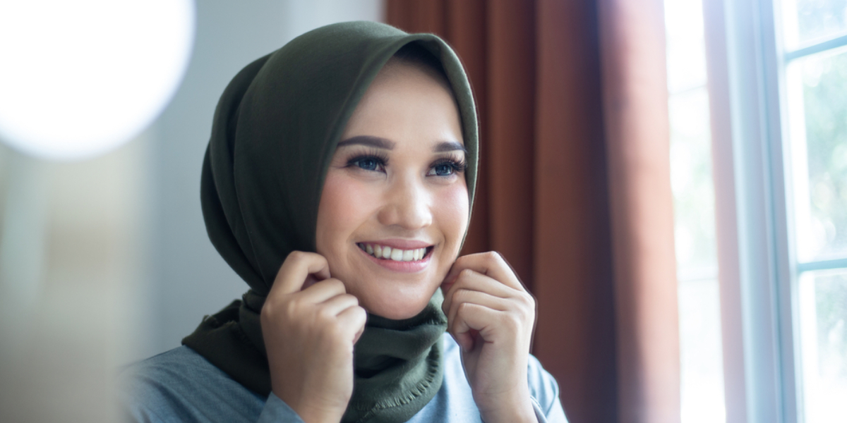 Foundation Terlalu Berminyak? Atasi dengan Bedak Tabur