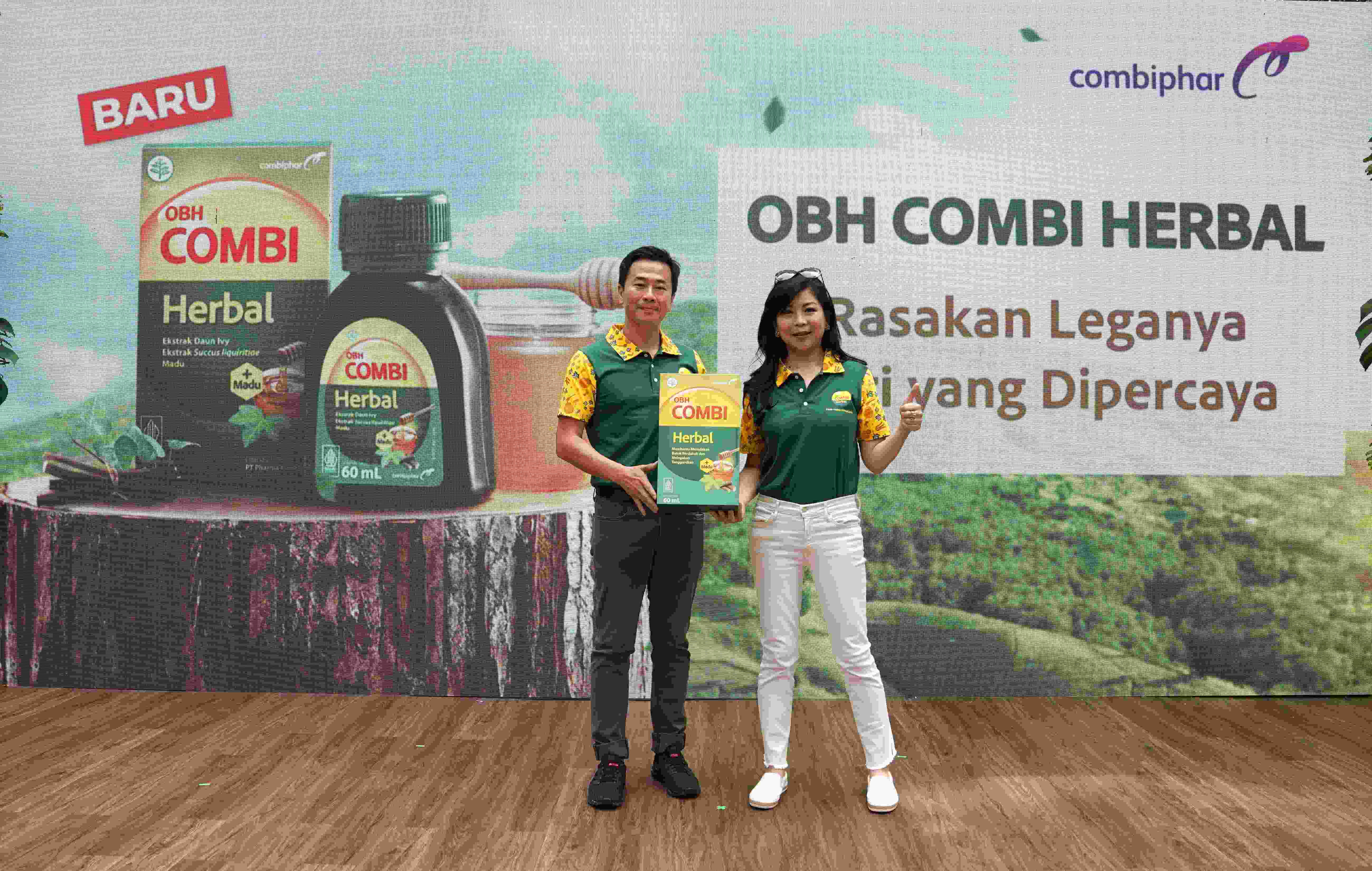 Weitarsa Hendarto, Senior Vice President Marketing & International Operations COMBIPHAR and Cindy Gunawan, Senior General Manager Marketing Consumer Health COMBIPHAR 