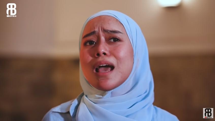 Sementara itu, Lesti tampak menahan air mata saat mengungkapkan isi hati tentang pandangan fans terhadap hubungannya dengan Billar (video 30 Juni 2021).